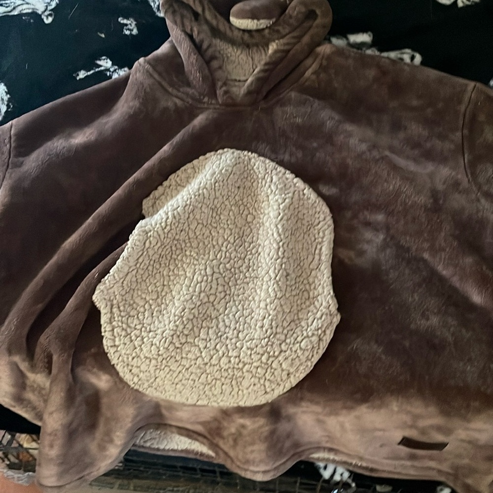 Cozy Brown Hooded Blanket with Cream Pocket